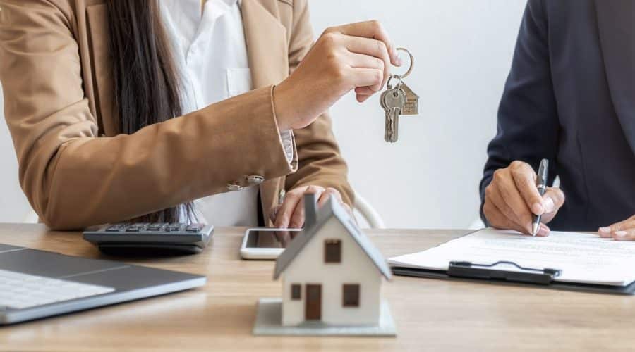 buying agent handing over keys